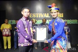 STIKIP PGRI general champion of the Serumpun Dance Festival
