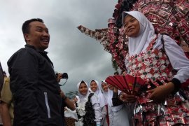 Siswa SMP Cisayong buat pakaian dari sampah