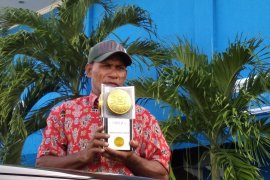 Warga Biak Numfor pawai piala Adipura