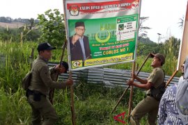 Bawaslu Karimun turunkan puluhan alat peraga kampanye