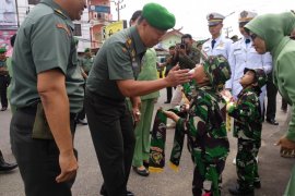 Tentara cilik ikut sambut kedatangan Kolonel Arh Elphis Rudi