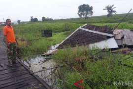 Puting beliung kembali merusak Tiga buah rumah di Desa Mantaas