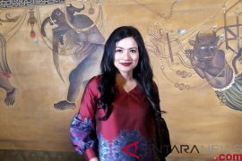 Titi Kamal jatuh cinta dengan skenario  "Rumput Tetangga"