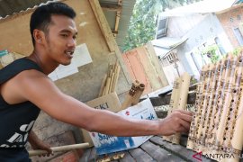 Ini dia alat musik tiup Minang berukir Tabuik Pariaman yang mulai laris di pasaran (Video)