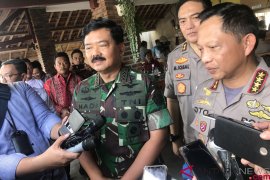 Terkait foto "dua jari", Panglima TNI-Kapolri Bantah itu dukung Prabowo-Sandi