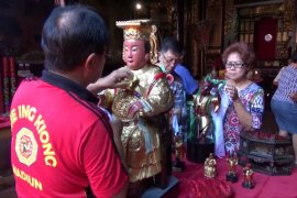 Warga Tionghoa Madiun Bersihkan Patung  Jelang Imlek