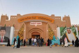 Visitors to Indonesian pavilion at Janadria Festival enjoy several heritage and cultural displays