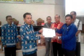 Dekopinda Barito Utara serahkan penghargaan kepada koperasi