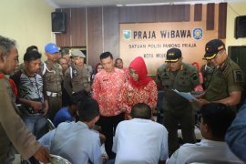 Ning Ita Beri Pembinaan kepada Pelajar Terjaring Razia Satpol PP
