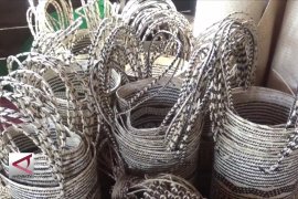 Menganyam rotan, mengembangkan aset daerah