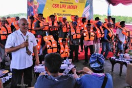 PELNI Bagikan 200 Jaket Keselamatan Di Balikpapan