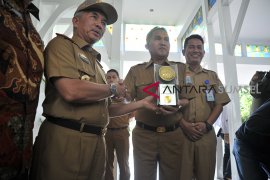 Pemkot Palembang sambut Piala Adipura ke-12 Page 1 Small