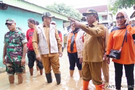Bupati Hamim  Serahkan Bantuan Korban Banjir Boalemo