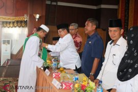 Ratusan pelajar di Sijunjung wisuda tahfiz, melatih anak cinta alquran