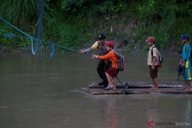 Siswa Naik Rakit Bambu Ke Sekolah Page 1 Small