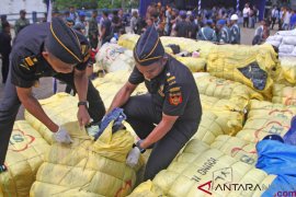 Bea Cukai-TNI gagalkan penyeludupan pakaian bekas