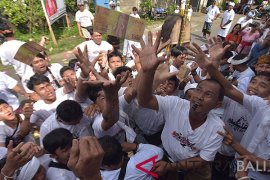 Tradisi Mesuryak Hari Raya Kuningan