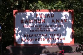 LKBN Antara Kepri bersihkan monumen pulau terluar Karimun