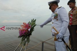 Danlanal Dumai Tabur Bunga Peringati Hari samudra