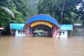 Sungai Bantimurung meluap genangi tempat wisata