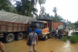 Banjir kepung Jalan Lintas Sumatera Labusel-Paluta
