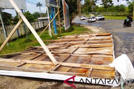 Langgar zonasi, enam baliho caleg di Temanggung diturunkan