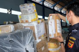 Penerimaan Bea Cukai Tanjung Emas lampaui target