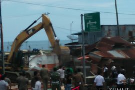 Pemkot Gunungsitoli bongkar bangunan bekas bantuan Help
