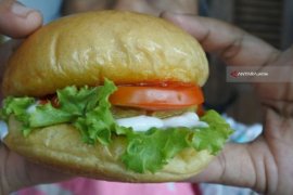 Lomba makan "burger" terbesar  di Bangkok