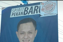Bawaslu Pekanbaru pasangi stiker APK melanggar lokasi tayang
