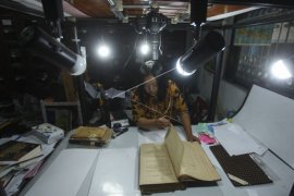 Alih media koleksi Museum Radyapustaka