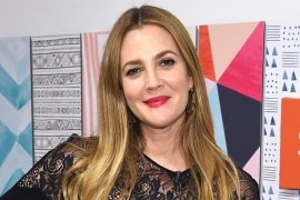 Ini alasan Drew Barrymore tak mau operasi plastik