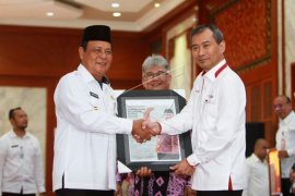 GUBERNUR KALSEL TERIMA ANTARA KALSEL AWARD Page 1 Small