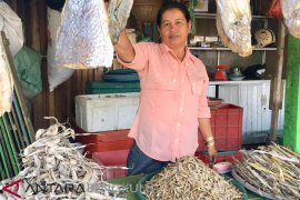 Ikan asin jadi buah tangan khas Bengkulu
