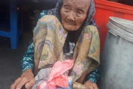 Nini Ijum, usia boleh tua berjualan jalan terus