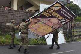 Pembongkaran alat peraga kampanye