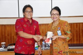 Pemkab Badung Serahkan Bantuan Kendaraan Operasional Unud