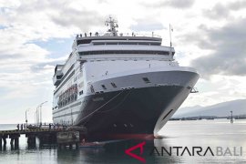Berpenumpang 1.050 wisatawan, kapal pesiar sandar di Buleleng