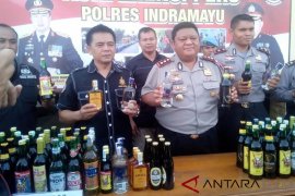 Polres Indramayu gerebek gudang dan sita ribuan botol miras