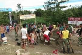 Prajurit Satgas Yonif 126/KC perbaiki jalan bersama masyarakat