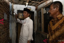 Presiden tinjau sambungan listrik gratis untuk 11.000 rumah di Bekasi