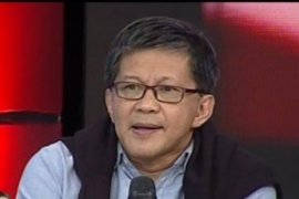 Rocky Gerung kenakan jaket Demokrat dalam kampanye akbar perdana