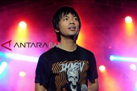 Warga Kampung Quran, korban bencana Lombok, dihibur Rian d'Masiv