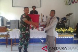 Satgas Yonif 126/KC bagikan alkitab ke gereja
