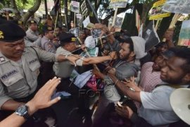 Unjuk rasa Papua dibubarkan polisi Page 1 Small