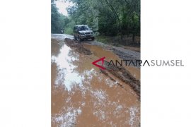 Jalan Provinsi di Peninjauan OKU rusak parah