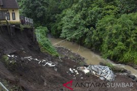 TANAH LONGSOR DI TABANAN Page 1 Small