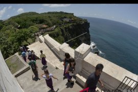 Pengelola wisata Uluwatu tanggapi foto tebing retak