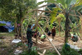 Prajurit bangun hunian sementara korban tsunami
