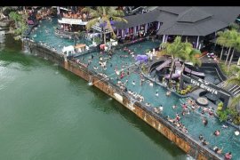 Libur panjang, ribuan wisatawan kunjungi kolam alami "Toya Devasya"